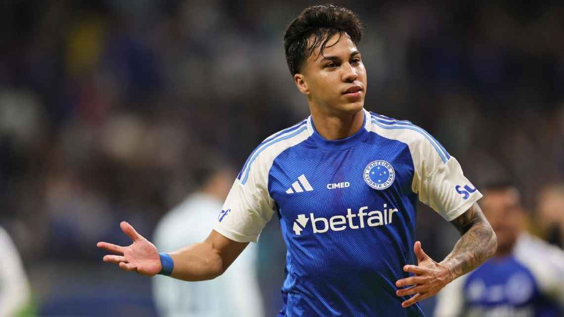 Cruzeiro goleia Grêmio na retomada do Brasileirão e divide liderança com o Flamengo.