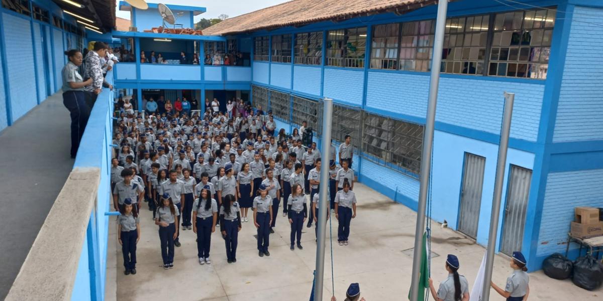 Governo estadual Zema adia consultas públicas sobre expansão de escolas cívico-militares em Minas Gerais.