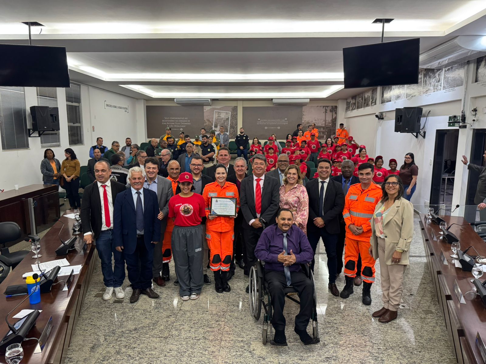 Câmara entrega Moção de Aplausos ao Corpo de Bombeiros de João Monlevade.
