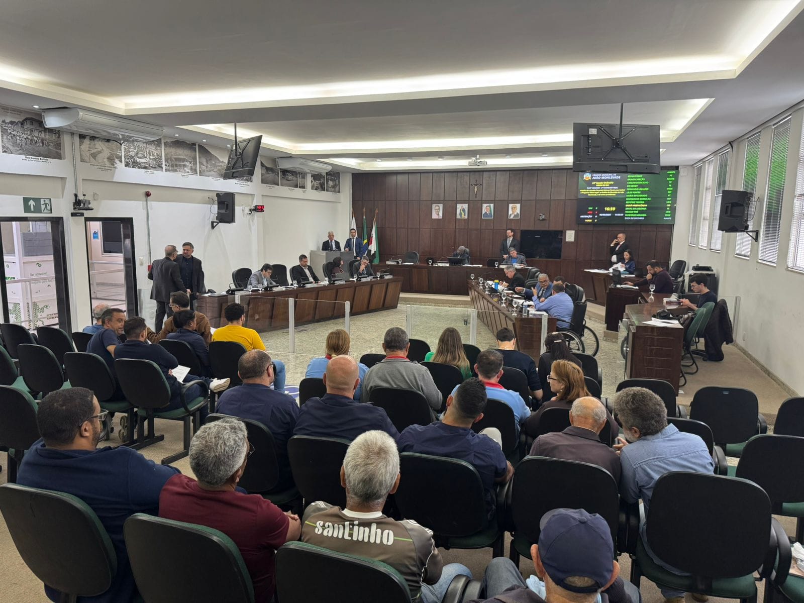 Vereadores aprovam dois projetos no retorno das reuniões ordinárias.