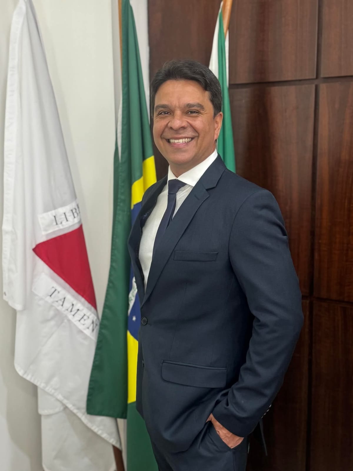 Fernando Linhares comemora início do mutirão de retirada de fios em desuso em João Monlevade.