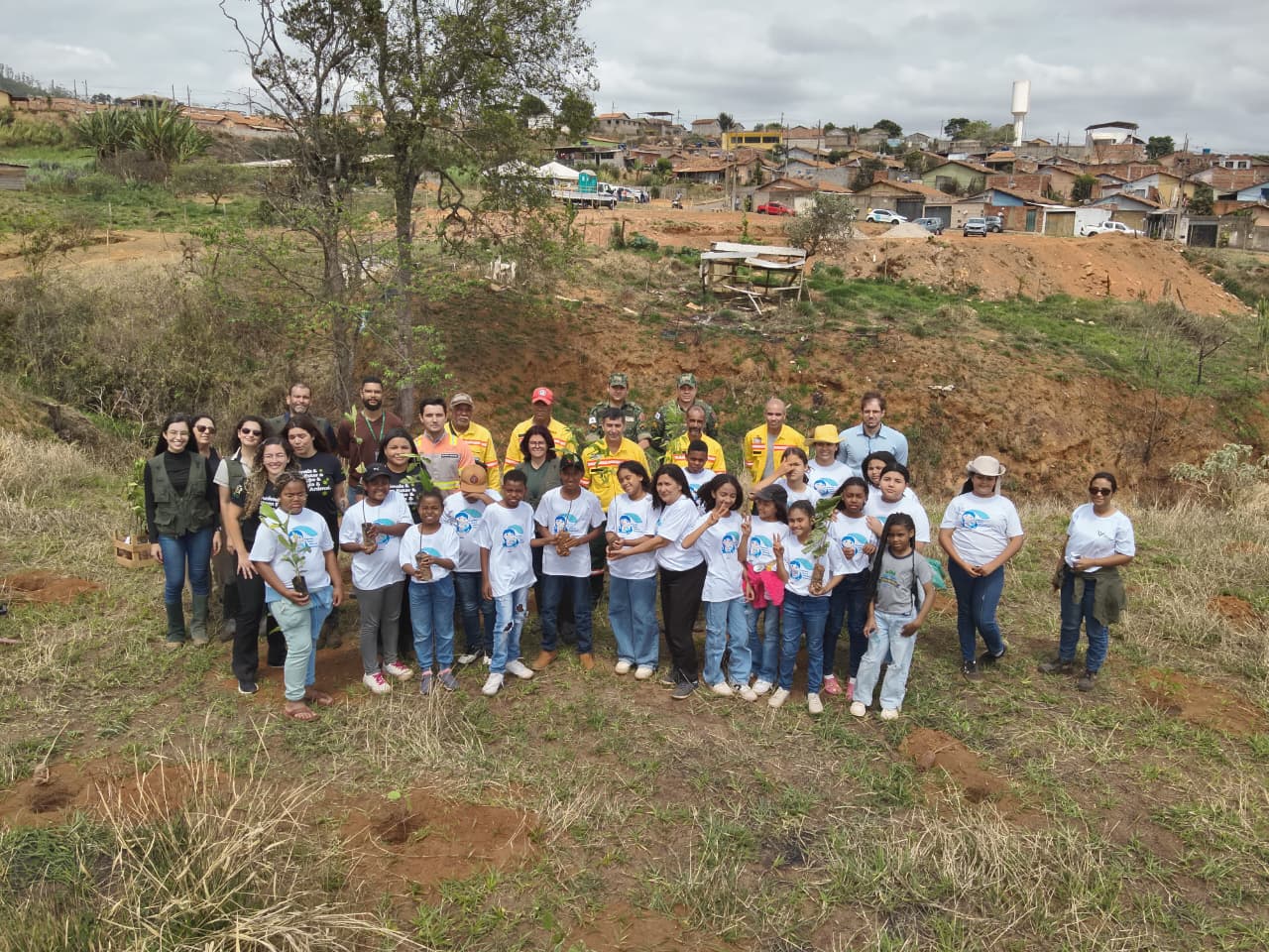 João Monlevade realiza plantio de 300 mudas na nascente do bairro Planalto.