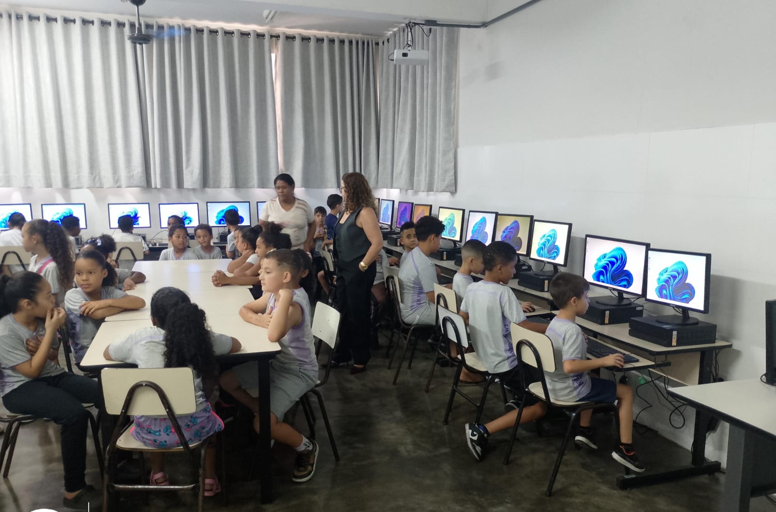 Segue mais uma foto da inauguração do Laboratório de Informática na Escola Promorar.