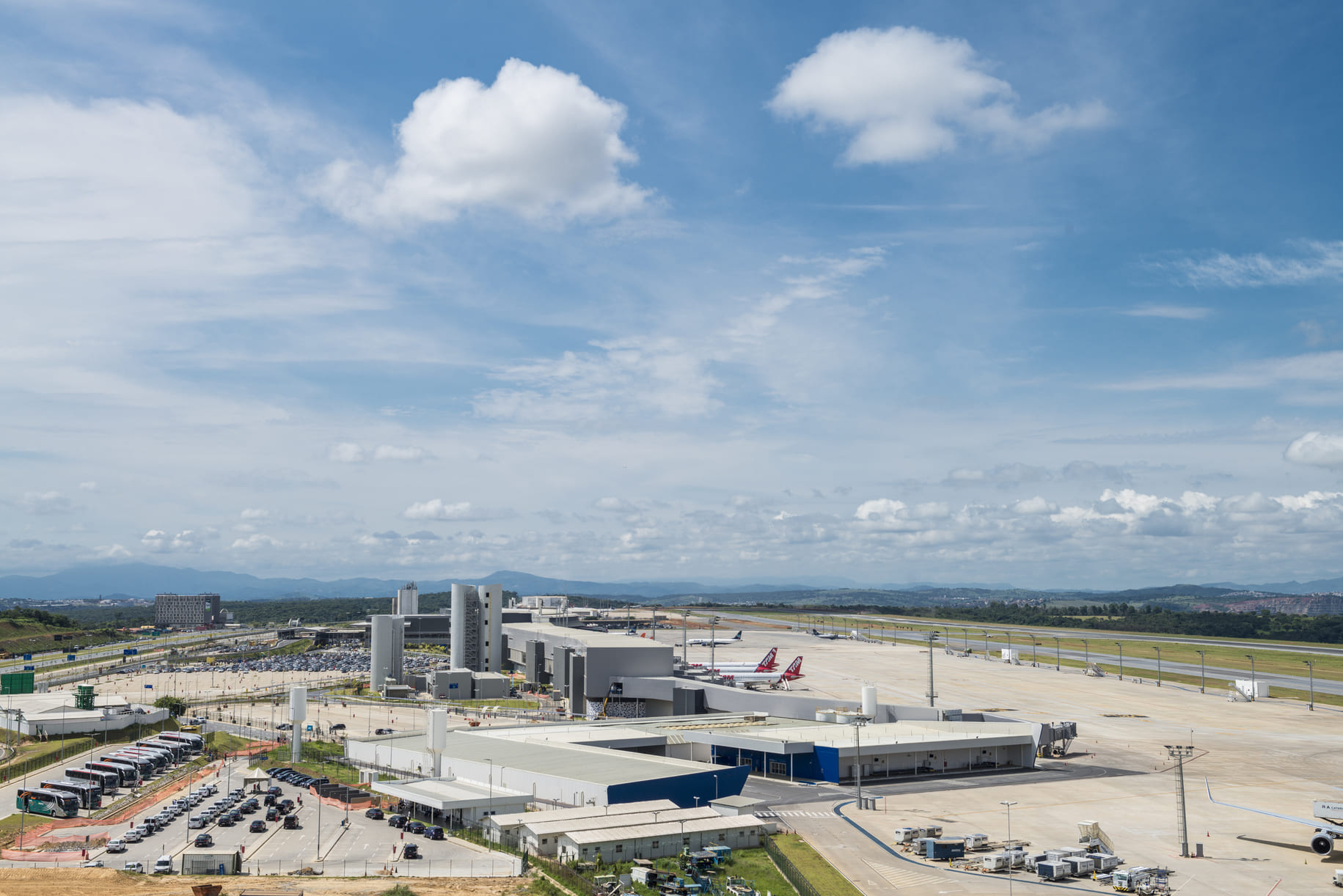 Vendaval em São Paulo causa impactos e cancela voos no Aeroporto de Confins.