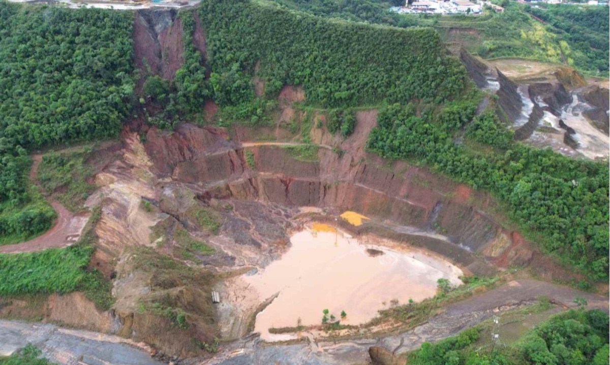 Fotos revelam impactos de vazamento em mina da Vale em MG.