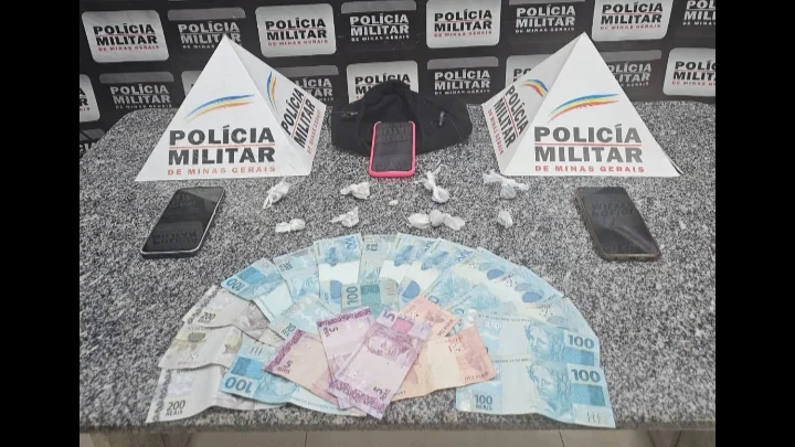 Polícia prende mulher e apreende grande quantidade de drogas no Escadão, em São Gonçalo do Rio Abaixo.