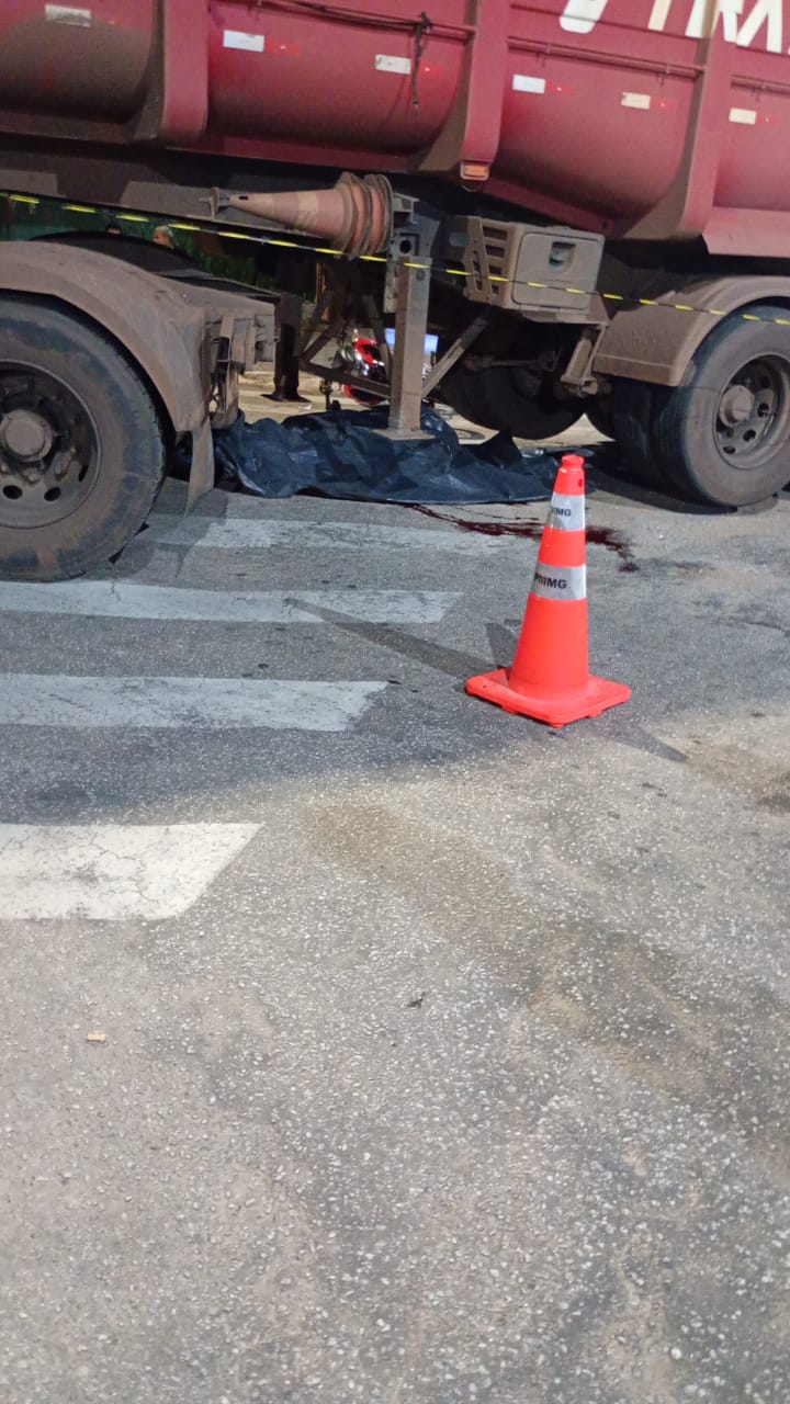 Jovem morre após ser atingido por carreta na Avenida Wilson Alvarenga.