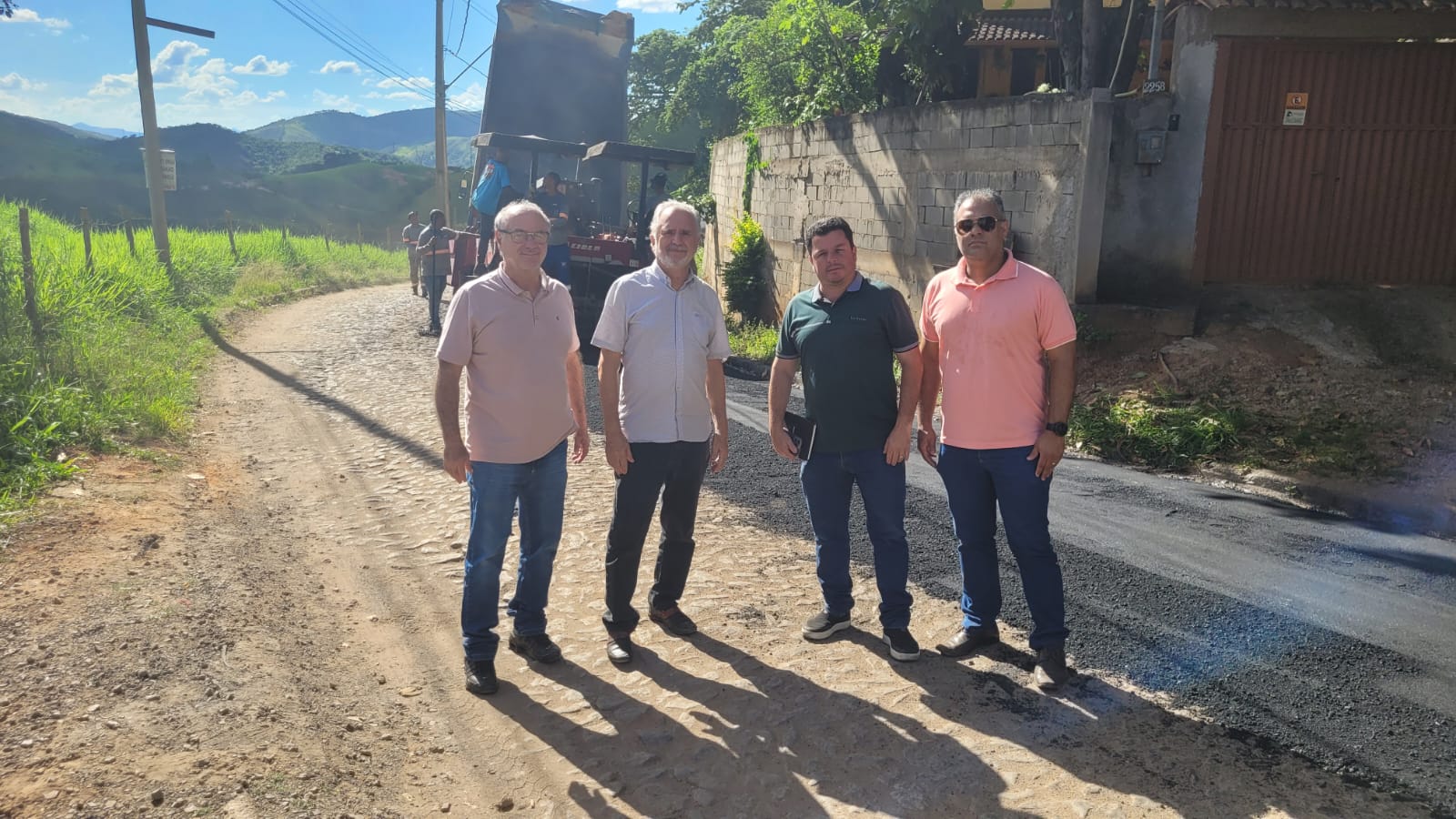 Prefeitura de João Monlevade inicia asfaltamento na principal via do bairro Nova Cachoeirinha.