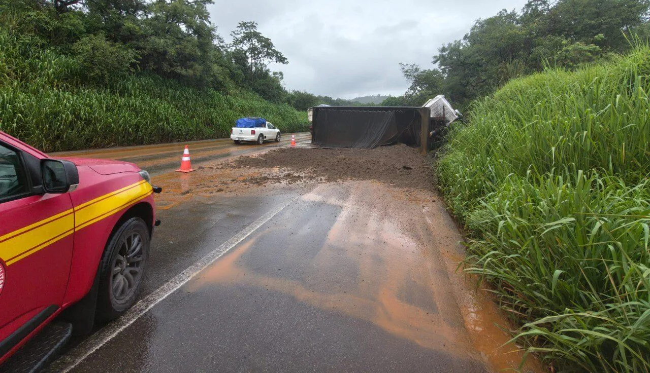 Carreta tomba na BR-381, espalha carga de terra e provoca interdição em Santa Luzia.