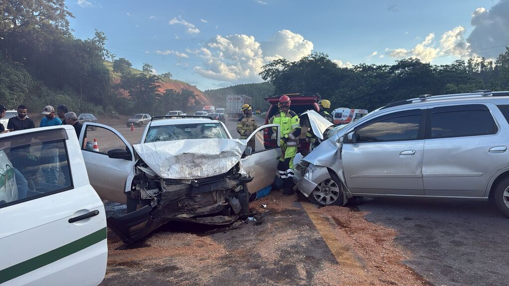 Tragédia na BR-381: dois homens morrem em violenta colisão em São Gonçalo do Rio Abaixo.