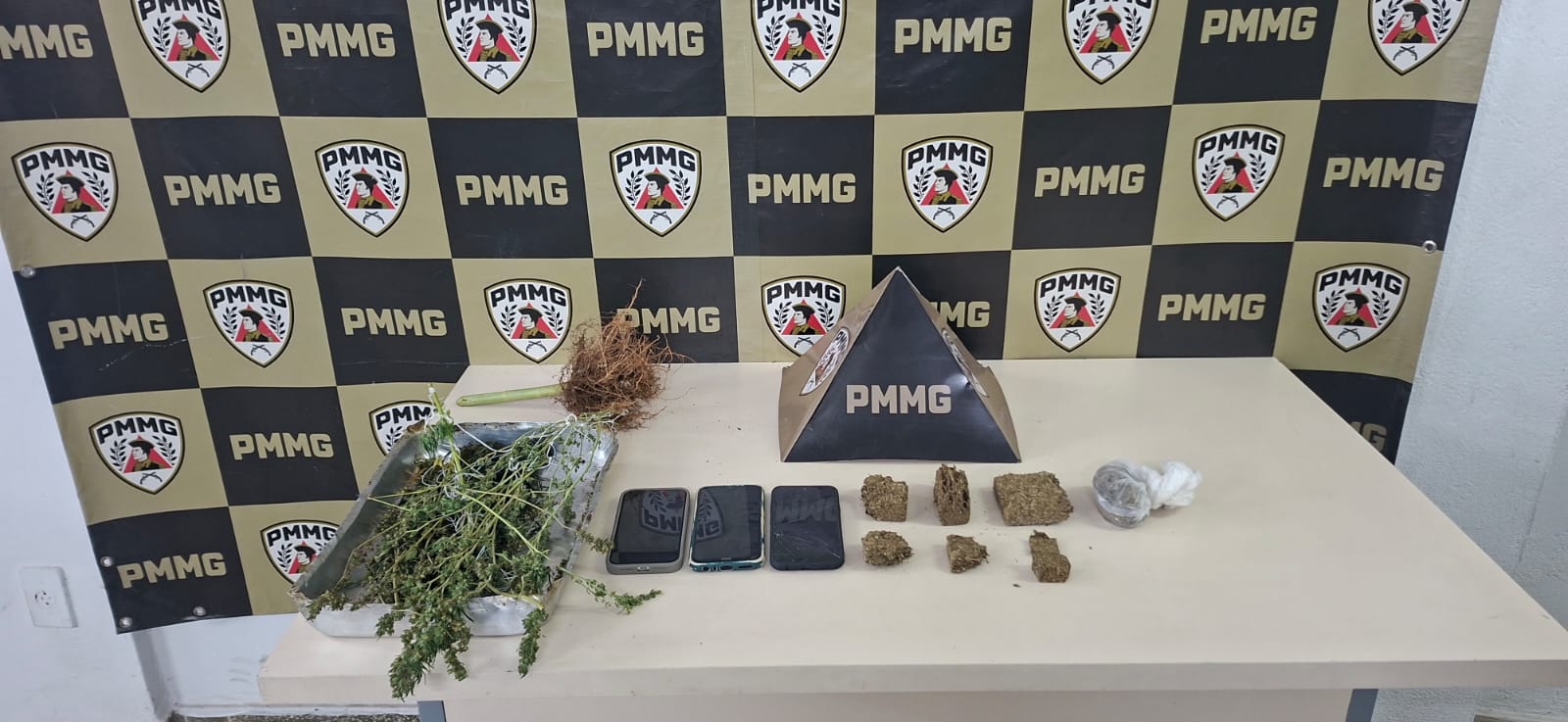Polícia Militar descobre drogas em residência e prende suspeito por tráfico em João Monlevade.