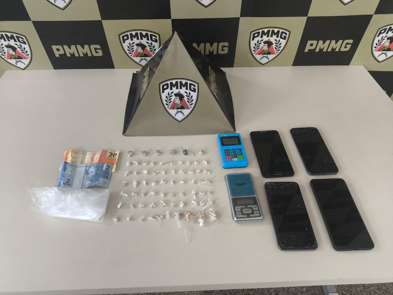 Operação policial em João Monlevade resulta em prisão e apreensão de crack preparado para venda.