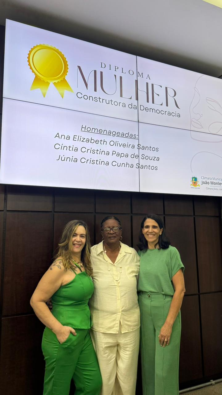 Diploma Mulher Construtora da Democracia é entregue em solenidade especial na Câmara.