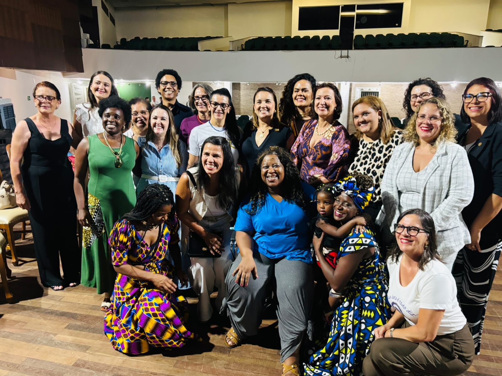 Ministra Macaé Evaristo ministra Aula Magna sobre liderança feminina na educação em João Monlevade.