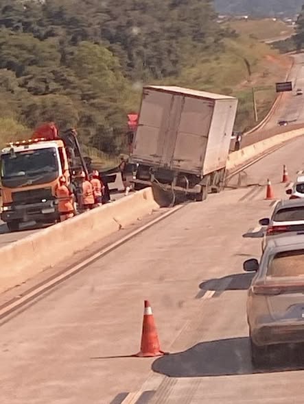 URGENTE: Caminhão perde controle, bate em mureta e trava a BR-381 por horas.