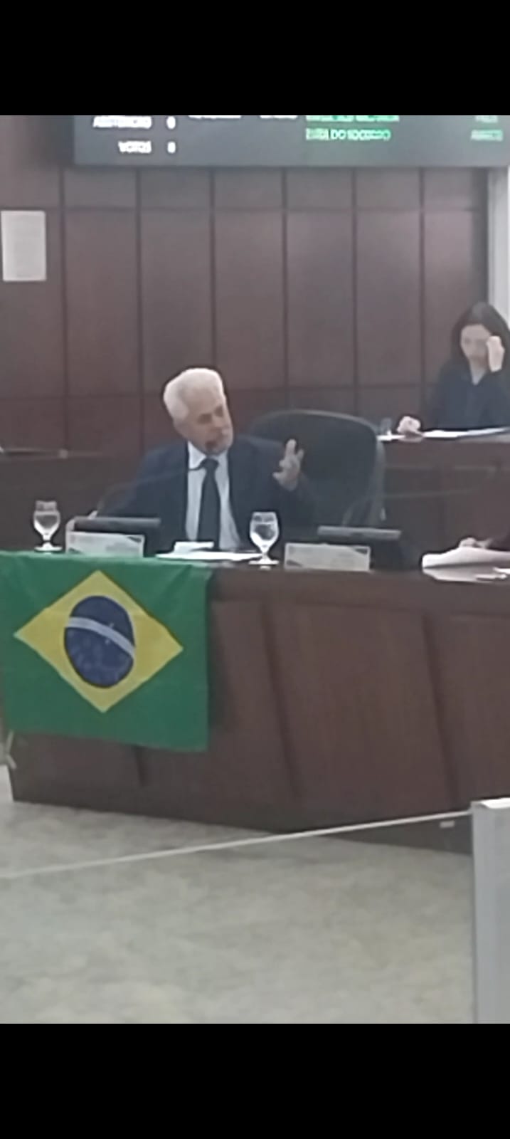 O vereador Sinval Dias destaca trajetória política, critica desigualdade na cobertura da imprensa e parabeniza avanço do curso de Direito da UEMG.