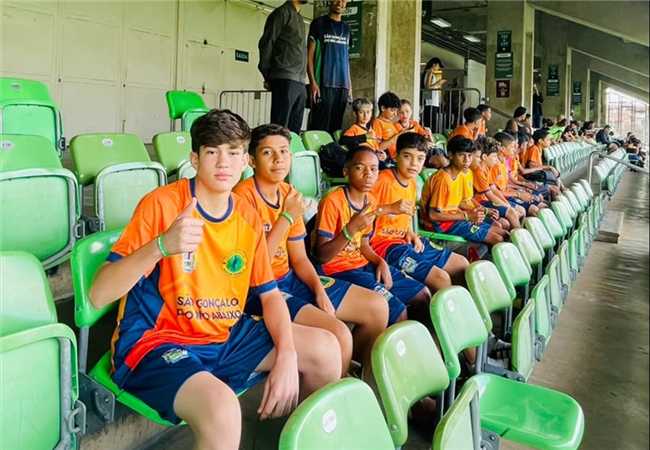 Jovens de São Gonçalo do Rio Abaixo participam de atividade esportiva no Independência.