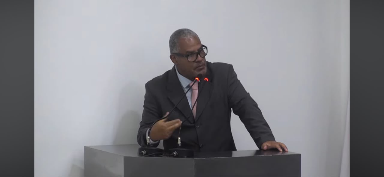 Dr. Sidney critica Secretaria de Educação e cobra avanços na saúde durante discurso na Câmara.
