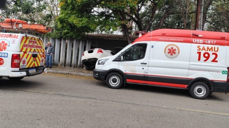 Carro bate contra muro da Amepi em João Monlevade; motorista é levado para avaliação médica.