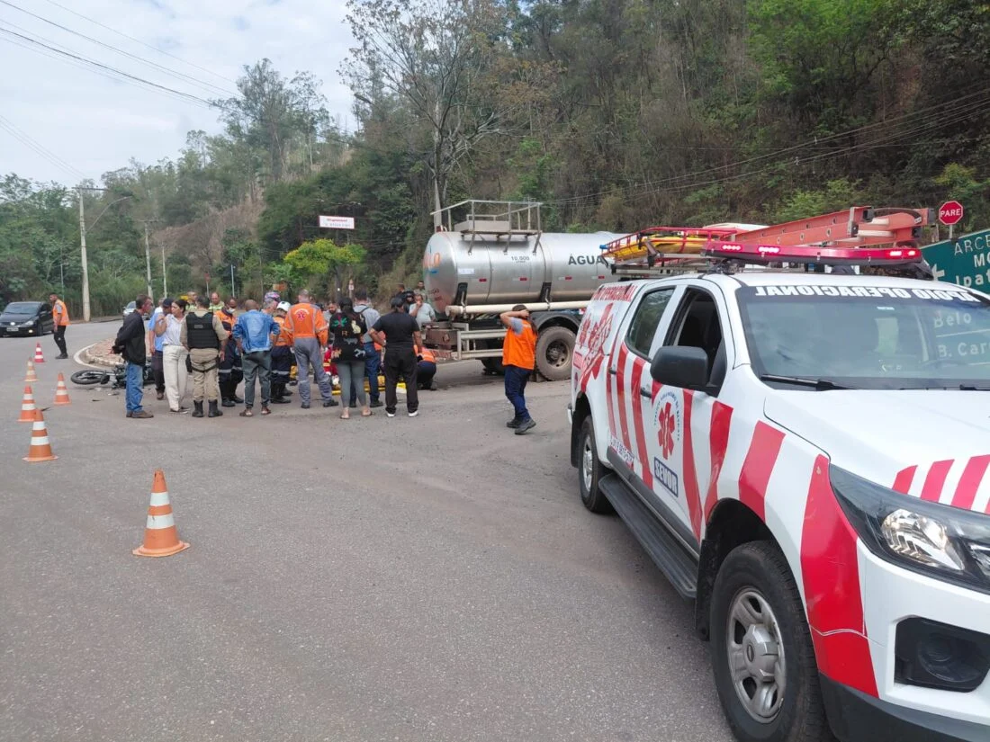Motociclista de 19 anos fica ferido em colisão com caminhão em João Monlevade.