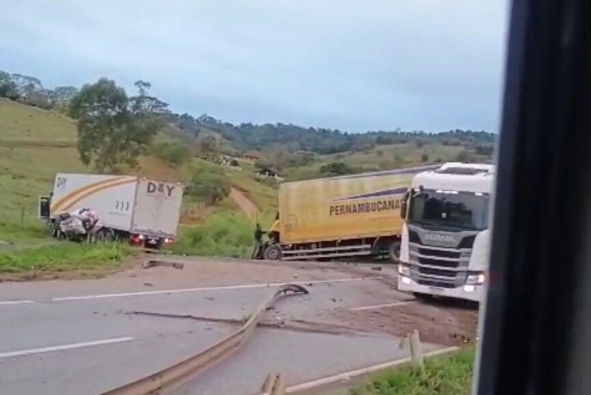 Batida frontal entre caminhão e carreta deixa dois mortos na BR-381, em Minas Gerais.