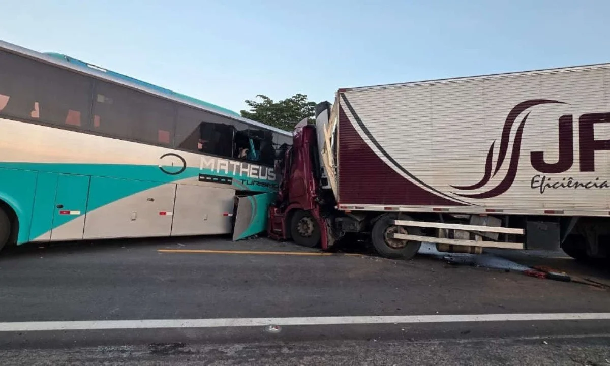 Acidente grave na BR-381 deixa um morto e 41 feridos; cinco vítimas estão em estado grave.