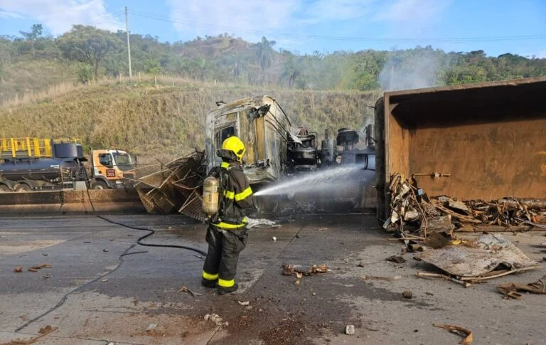 Acidente envolvendo três veículos deixa quatro vítimas e carreta pega fogo na BR-381, em Caeté.