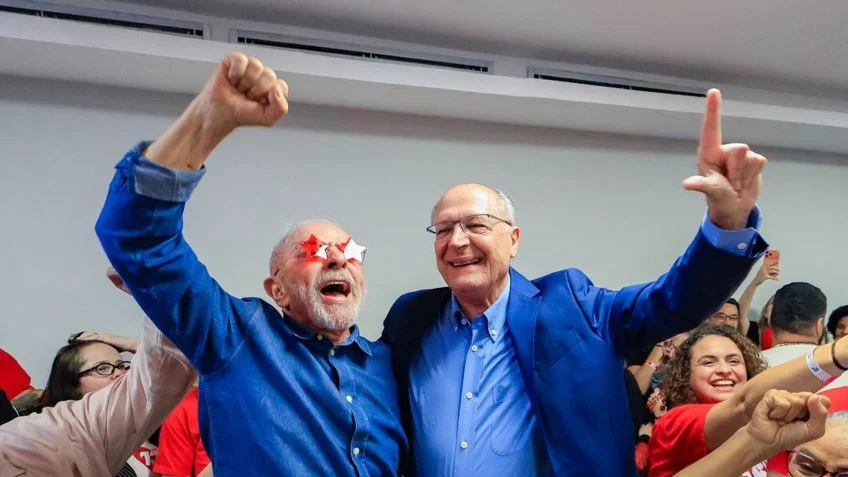 Lula é reeleito presidente do Brasil com mais de 64 milhões de votos.