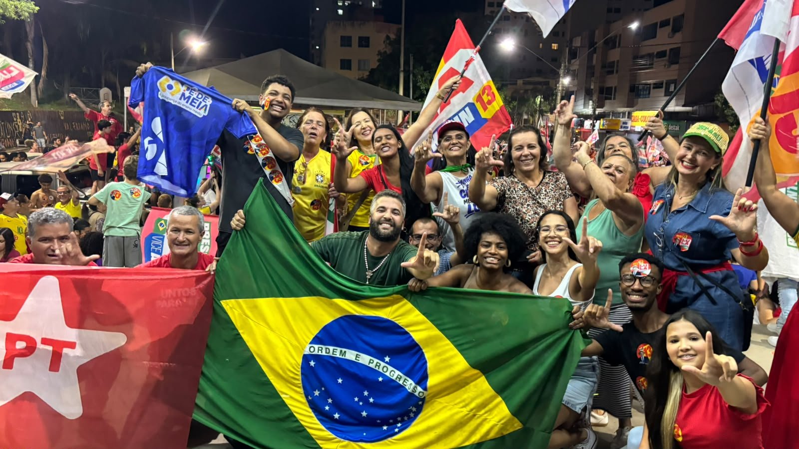 Comemoração pela vitória de Lula reúne prefeito Laércio Ribeiro, vereador Belmar Diniz e apoiadores na Praça do Povo, em João Monlevade,