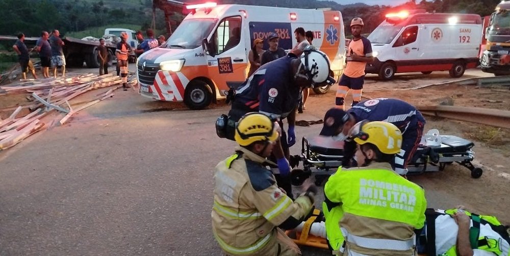 Acidente entre dois caminhões deixa dois mortos e dois feridos na BR-381, entre São Gonçalo e Bom Jesus do Amparo.