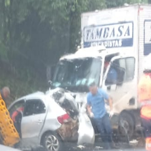 Caminhão colide na traseira de carro e provoca interdição parcial da BR-381, em São Gonçalo do Rio Abaixo.