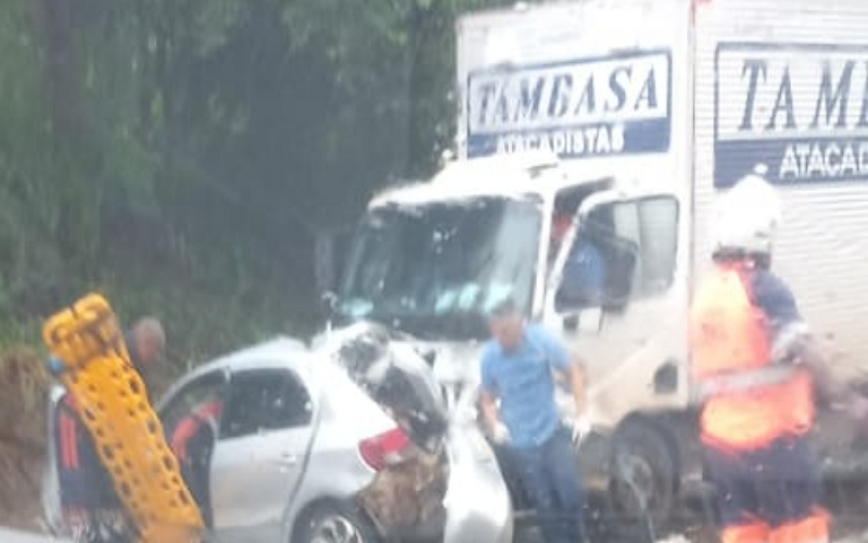 Caminhão colide na traseira de carro e provoca interdição parcial da BR-381, em São Gonçalo do Rio Abaixo.