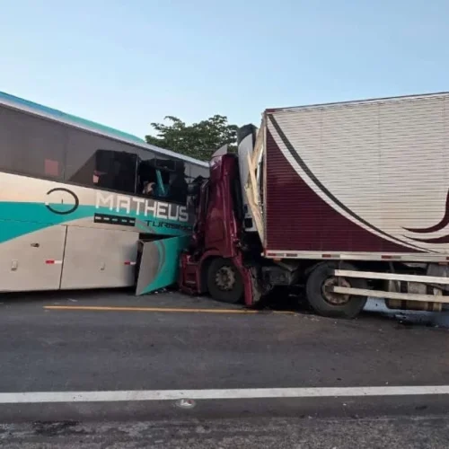 Acidente grave na BR-381 deixa um morto e 41 feridos; cinco vítimas estão em estado grave.