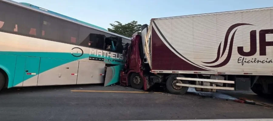 Acidente grave na BR-381 deixa um morto e 41 feridos; cinco vítimas estão em estado grave.