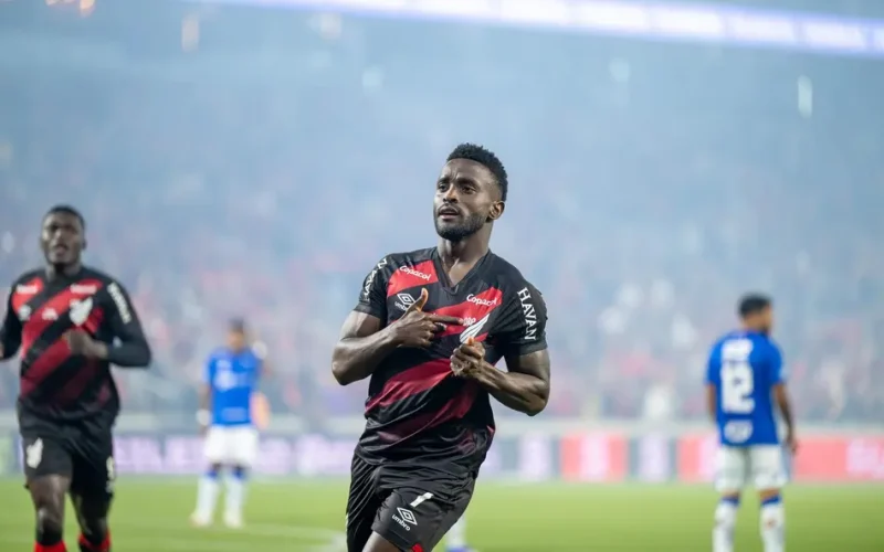 Athletico-PR vence Cruzeiro com autoridade na Arena da Baixada e aprofunda crise mineira.