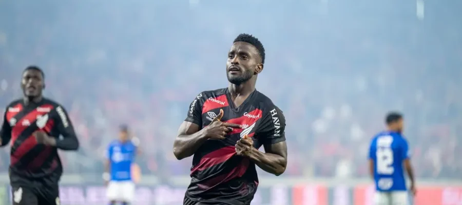 Athletico-PR vence Cruzeiro com autoridade na Arena da Baixada e aprofunda crise mineira.