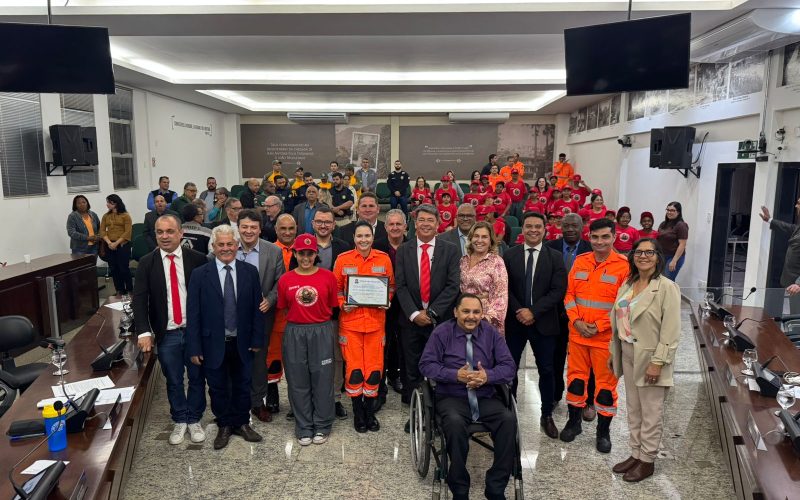 Câmara entrega Moção de Aplausos ao Corpo de Bombeiros de João Monlevade.