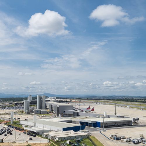 Vendaval em São Paulo causa impactos e cancela voos no Aeroporto de Confins.