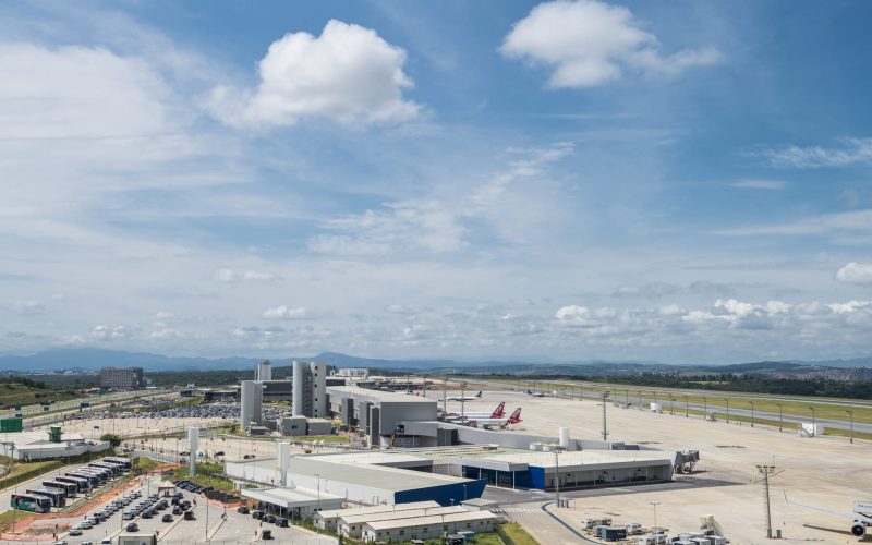 Vendaval em São Paulo causa impactos e cancela voos no Aeroporto de Confins.