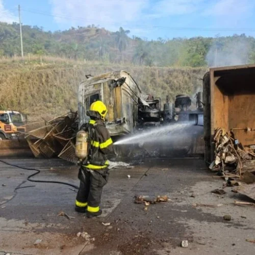 Acidente envolvendo três veículos deixa quatro vítimas e carreta pega fogo na BR-381, em Caeté.