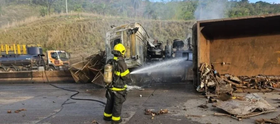 Acidente envolvendo três veículos deixa quatro vítimas e carreta pega fogo na BR-381, em Caeté.