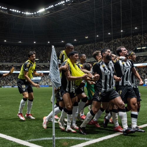 o Atlético venceu o Fluminense por 3 a 2, de virada, 