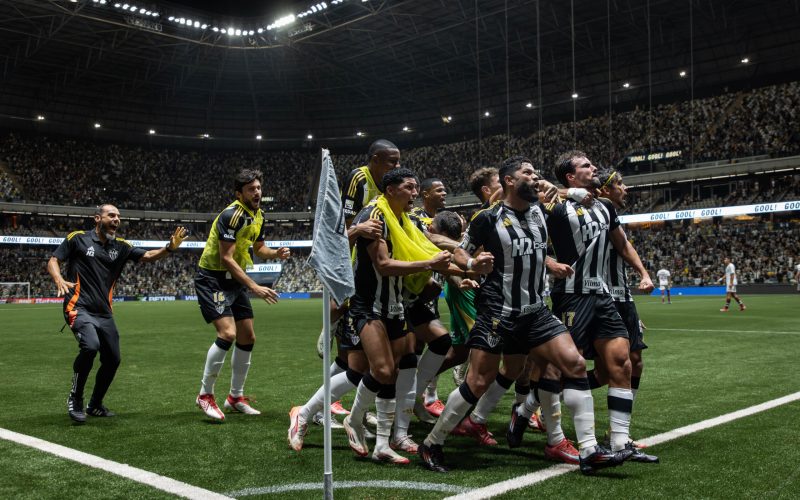  o Atlético venceu o Fluminense por 3 a 2, de virada, 