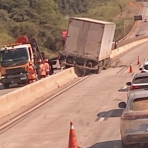 URGENTE: Caminhão perde controle, bate em mureta e trava a BR-381 por horas.