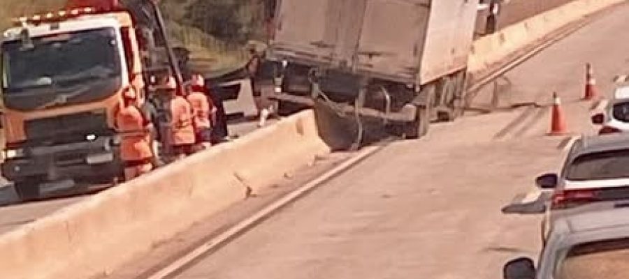 URGENTE: Caminhão perde controle, bate em mureta e trava a BR-381 por horas.
