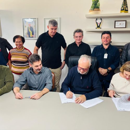 Prefeitura de João Monlevade assina contrato para construção da quadra da Escola Municipal Cônego Higino.
