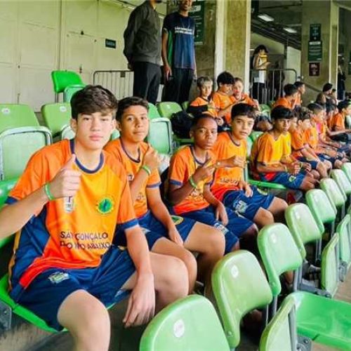 Jovens de São Gonçalo do Rio Abaixo participam de atividade esportiva no Independência.