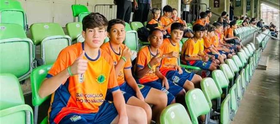 Jovens de São Gonçalo do Rio Abaixo participam de atividade esportiva no Independência.