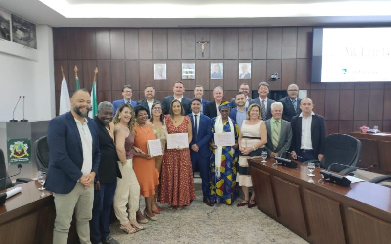 “Câmara de João Monlevade concede o Diploma ‘Mulher Construtora da Democracia’”