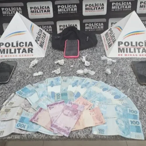 Polícia prende mulher e apreende grande quantidade de drogas no Escadão, em São Gonçalo do Rio Abaixo.